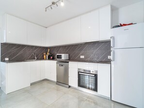 Fridge, microwave, oven, dishwasher - 2 bedroom apartment, plot with pool (Empuriabrava)