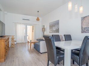 TV - 2 bedroom apartment, plot with pool (Empuriabrava)