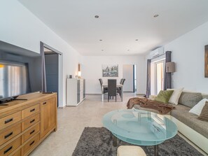 TV - 3 bedroom apartment, plot with pool (Empuriabrava)