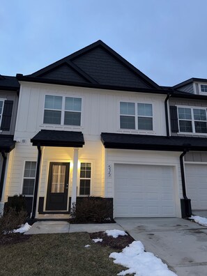 Exterior - Pleasant 3-bedroom condo with AC in vibrant Nashville (Nashville)