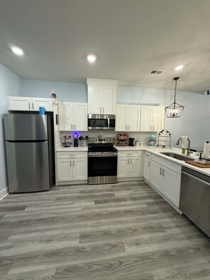 Private kitchen - Pleasant 3-bedroom condo with AC in vibrant Nashville (Nashville)