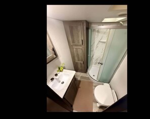 Dusche, Haartrockner, Handtücher