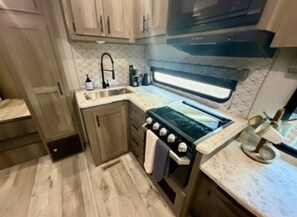 Fridge, microwave, oven, stovetop - Cozy RV Retreat Off I-385 - Simpsonville Getaway (Simpsonville)