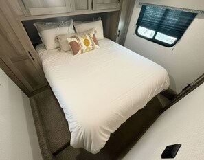 1 bedroom, free WiFi, bed sheets - Cozy RV Retreat Off I-385 - Simpsonville Getaway (Simpsonville)