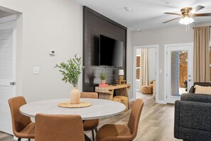 Dining - New! 3 Bedroom Condo, Sleeps 8, No Stairs, Near Strip (Branson)