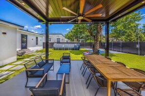 Outdoor dining - New Design Dist Escape:Pool| HotTub|Basketball Ct (Miami)