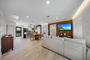 TV - New Design Dist Escape:Pool| HotTub|Basketball Ct (Miami)