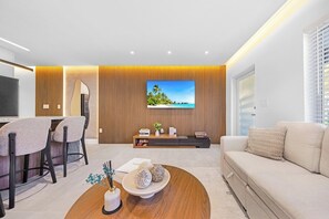 TV - Design Dist Cozy New Home | BBQ and Private HotTub (Miami)