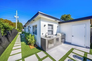 Terrace/patio - Design District Escape | BBQ and Private HotTub (Miami)