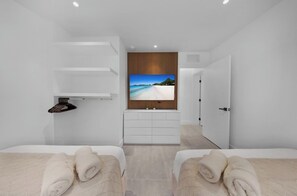 Iron/ironing board, WiFi, bed sheets - Design District Escape | BBQ and Private HotTub (Miami)