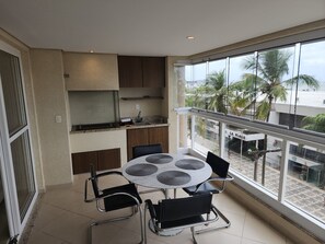 Dining - Beachfront Apartment in Pitangueiras Beach, Guarujá - Maison La Plage Building (Guarujá)