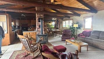 TV connectée, table de tennis de table, livres, chaßne hi-fi