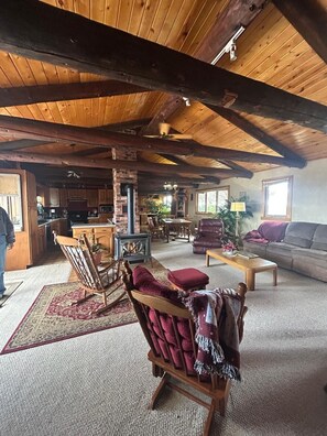 Smart-tv, ett bordtennisbord, böcker och en stereo