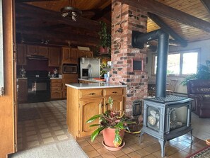 Kylskåp, mikrovågsugn, ugn och spishäll