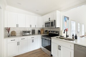 Fridge, microwave, oven, stovetop - Savannah's Best - Privacy - Forsyth Park - 4BR 3BA (Savannah)