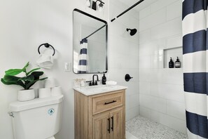 Shower, hair dryer, towels, soap - Savannah's Best - Privacy - Forsyth Park - 4BR 3BA (Savannah)
