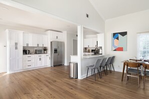 Fridge, microwave, oven, stovetop - Savannah's Best - Privacy - Forsyth Park - 4BR 3BA (Savannah)