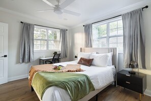 4 bedrooms, desk, iron/ironing board, free WiFi - Savannah's Best - Privacy - Forsyth Park - 4BR 3BA (Savannah)