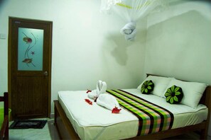 Kamar Double Ekonomi, pemandangan kebun | Brankas, meja kerja, ruang kerja ramah laptop, dan kedap suara