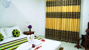 Økonomi-dobbeltrom, hageutsikt | Safe på rommet, skrivebord, skrivebord for bærbar PC og lydisolert