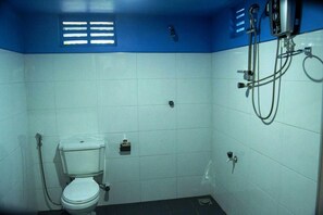 Kamar Double Ekonomi, pemandangan kebun | Kamar mandi | Shower, handuk, sabun, dan sampo