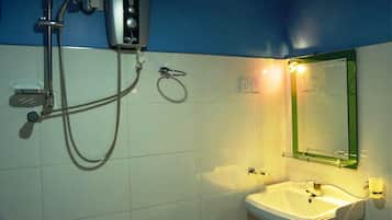 Økonomi-dobbeltrom, hageutsikt | Bad | Dusj, håndklær, såpe og sjampo