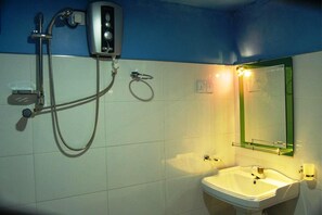 Kamar Double Ekonomi, pemandangan kebun | Kamar mandi | Shower, handuk, sabun, dan sampo