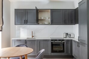 Refrigerador, microondas, horno y utensilios de cocina 