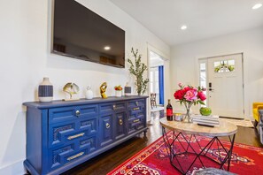 Interior - Less than 10 min to DT ATL/King Bed/Free Parking (Atlanta)