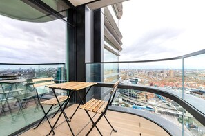 Outdoor dining - Blueground | Shoreditch, pool, nr Barbican (London)