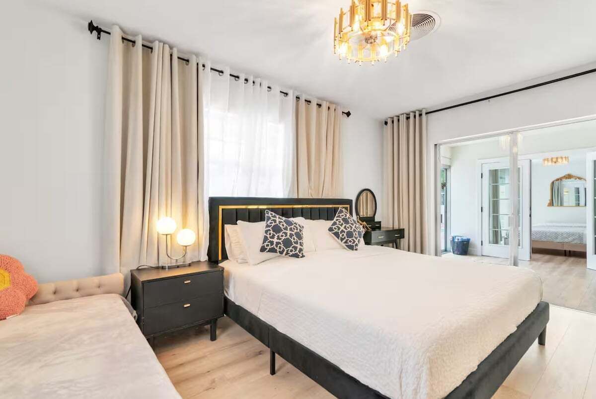 Cuna de viaje, wifi, ropa de cama