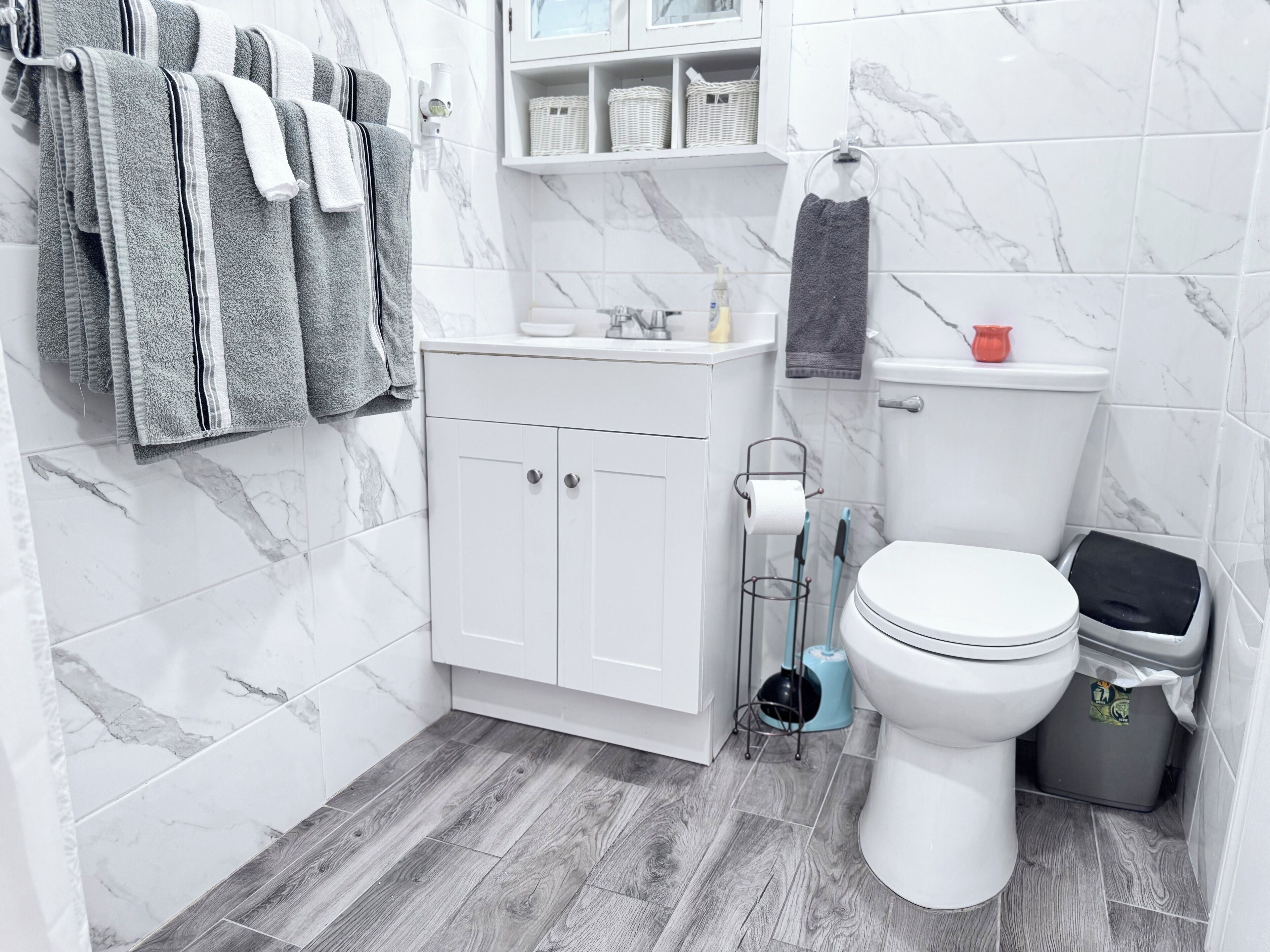 Douche, sèche-cheveux, serviettes fournies, savon