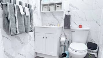 Douche, sĂšche-cheveux, serviettes fournies, savon