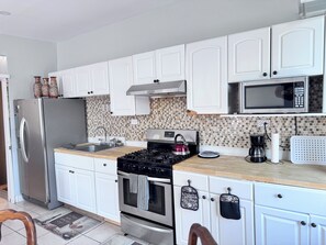 Fridge, microwave, oven, stovetop - Spacious 3-bedroom apartment in perfect North Bergen with AC (North Bergen)