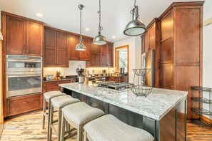 Fridge, microwave, oven, stovetop - 5BR Deer Valley Home Shuttle Access, Hot Tub & Game Room (Park City)