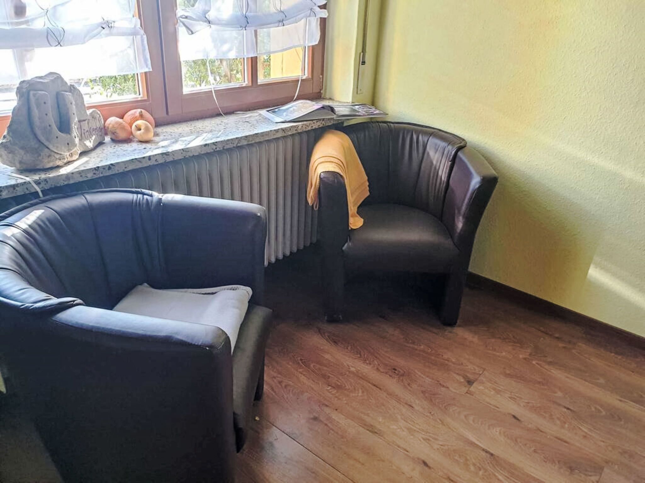 Een televisie en een open haard