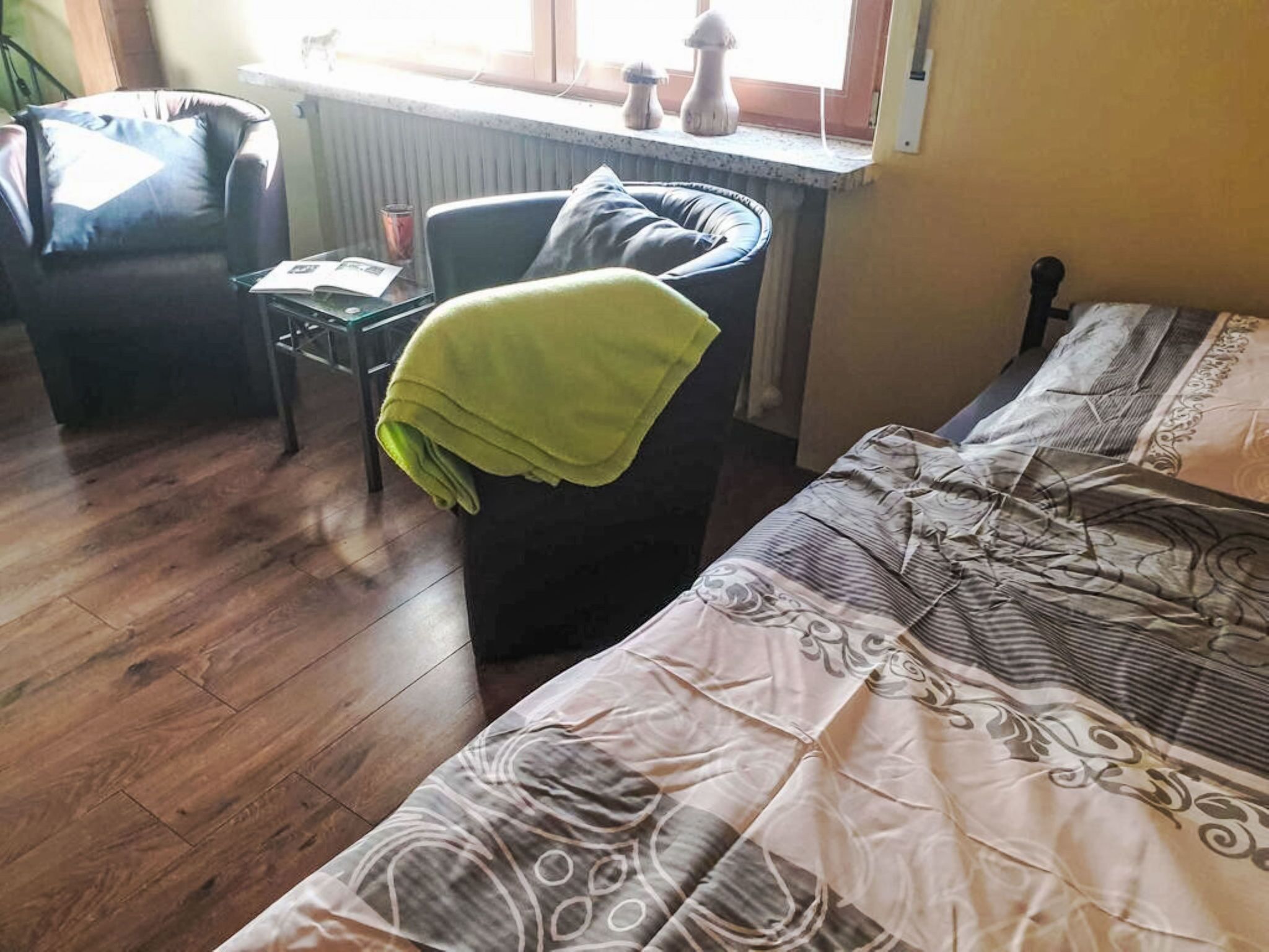 Une petite pièce confortable, avec un lit, une chaise et une table.