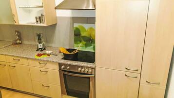 Fridge, microwave, oven, cookware/dishes/utensils