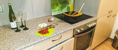 Frigorifero, microonde, forno, pentole/stoviglie/utensili