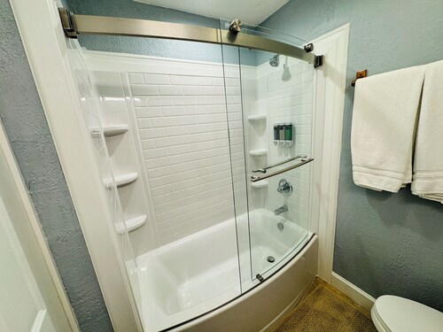 Retro 90s Home Near Seattle Ferry Cozy & Family Friendly