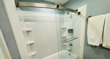 Retro 90s Home Near Seattle Ferry Cozy & Family Friendly