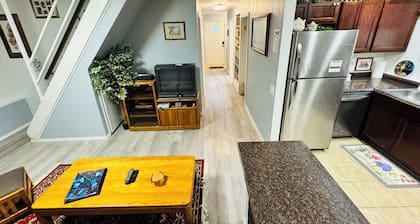 Retro 90s Home Near Seattle Ferry Cozy & Family Friendly