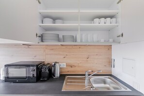 Fridge, microwave, oven, stovetop - Blueground | Hernals, view, nr Schönbrunn (Vienna)