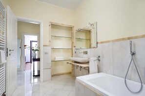 Dusche, Haartrockner, Bidet