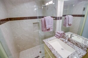 Regadera, secadora de cabello, toallas 