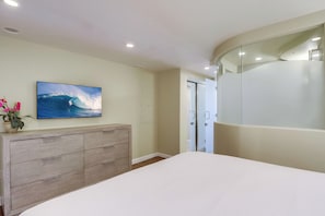 8 bedrooms, iron/ironing board, free WiFi, bed sheets - 3 Ocean Front Units * 3 Patios * 2 Levels (San Diego)