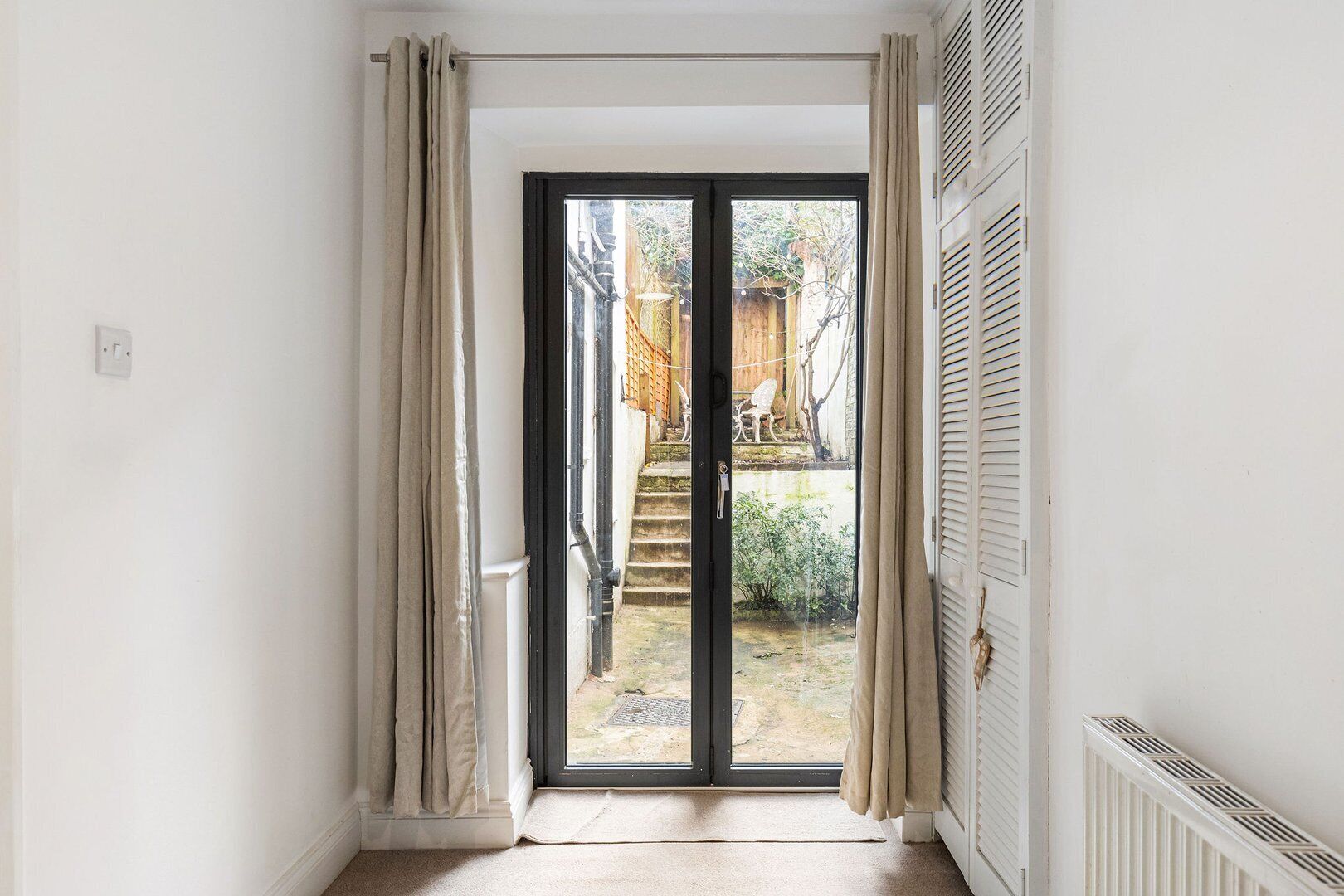 المنشأة من الداخل