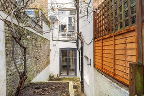 Exterior detail - Charming London Retreat in Vibrant Battersea – Entire Home, Self Check-In (London)