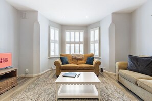 TV, fireplace - Charming London Retreat in Vibrant Battersea – Entire Home, Self Check-In (London)