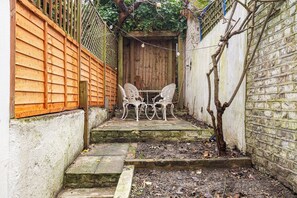 Terrace/patio - Charming London Retreat in Vibrant Battersea – Entire Home, Self Check-In (London)